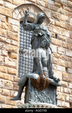 Donatello Statue die tugendhaften Judith tötet den Tyrannen Holofernes in der Piazza della Signoria, Florenz, Italien. Stockfoto