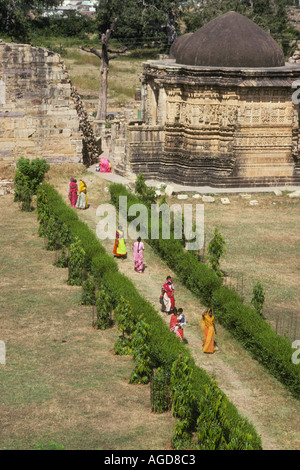Indien Rajasthan Chittor Chittorgarh Frauen tragen Saris zu Fuß entlang der Pfad in der Nähe von Ruinen Stockfoto