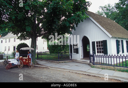 Connecticut Mystic Seaport zwei weibliche Führer im Periode Kostüm Verkauf Eis von Push cart Stockfoto