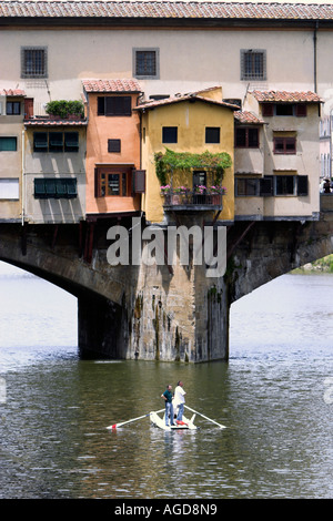 Das Zentrum Bogen auf der Ponte Vecchio mit ein kleines Ruderboot auf dem Fluss Arno. Stockfoto