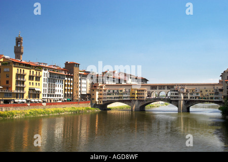 Die Westseite des Ponte Vecchio auf dem Fluss Arno in Florenz, Toskana, Italien. Stockfoto