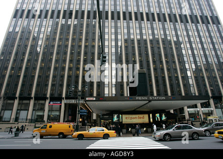 Zebrastreifen zu Penn Station und Madison quadratischer Garten Seventh Avenue New York City New York Vereinigte Staaten Stockfoto