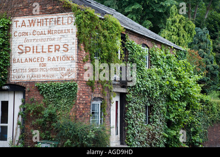 Alte Zeichen auf ein Haus in Ellesmere einen angenehmen Halt an der Llangollen Canal Shropshire Englands Stockfoto