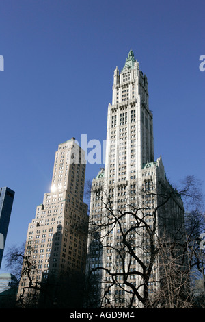 oben auf dem Woolworth Gebäude 233 Broadway und Transport Building gegen einen blauen Himmel New York City New York USA Stockfoto