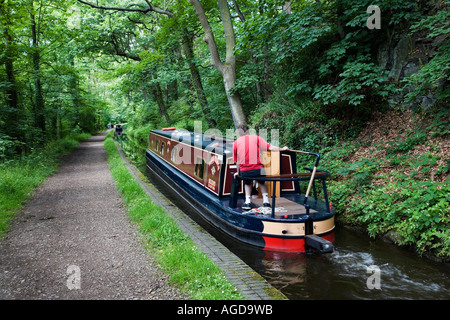 Narrowboat nähert sich Llangollen auf den Engstellen an der Llangollen Kanal Denbighshire Wales Stockfoto