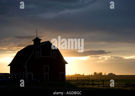 Scheune bei Sonnenuntergang in der Nähe von Burley, Idaho. Stockfoto