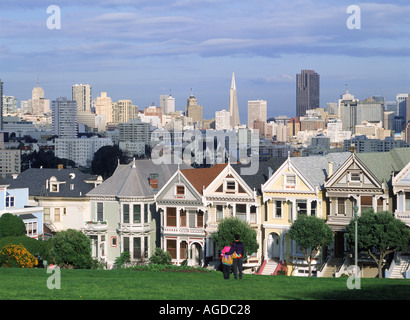 Viktorianischen Häusern an der Steiner Street mit Skyline von San Francisco Stockfoto