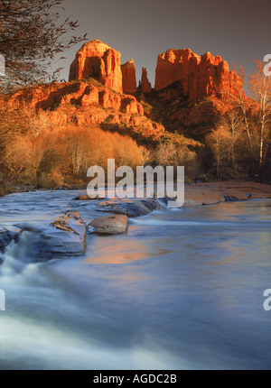 Cathedral Rock am Oak Creek in Sedona Arizona bei Sonnenuntergang Stockfoto