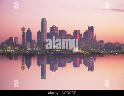 Dallas Skyline im warmen Lichtschein Sonnenaufgang glasige Oberfläche reflektiert Stockfoto