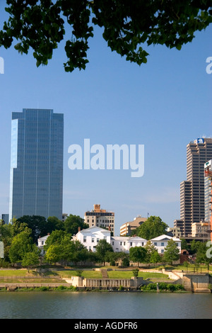 Alten Statehouse und modernen Bürogebäuden entlang des Flusses von Arkansas an Little Rock, Arkansas. Stockfoto