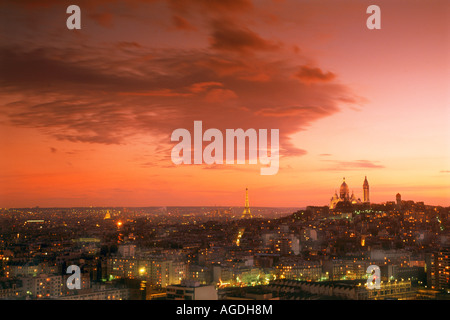 Sacre-Coeur und Eiffelturm Paris Skyline in der Abenddämmerung Stockfoto