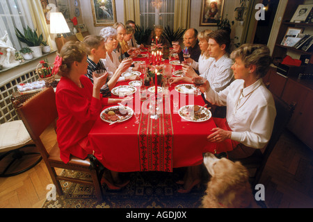 Familie im traditionellen Weihnachts-Dinner-Tisch oder Julbord in Schweden Stockfoto