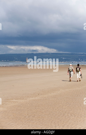 Elderley Paare, die auf einsamen Strand Stockfoto