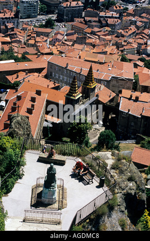 Le Puy En Velay Papst Statue und Stadt rote Dächer Anbeter Stockfoto