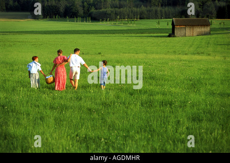 Familie von vier Kreuzung Ackerland in Bayern bei München, Deutschland Stockfoto