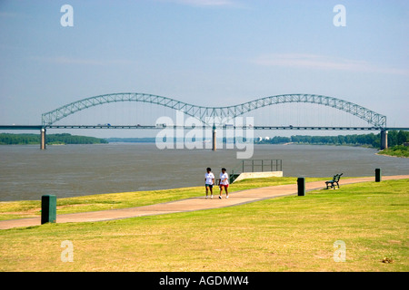 Frauen Fuß entlang dem Mississippi Fluß Damm mit der Hernando Desoto Memorial Bridge im Hintergrund in Memphis, Tennessee. Stockfoto