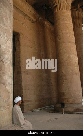 Ägyptische sitzen in den Tempel des Horus in Edfu Ägypten Stockfoto