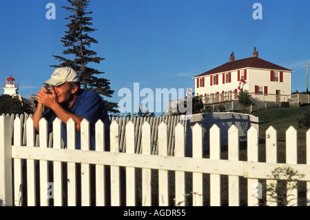 Kap ' Wutanfall ' Leuchtturm mit Lighthouse Keepers Haus an einem klaren Tag bei Sonnenaufgang mit Touristen fotografieren New Brunswick, Kanada Stockfoto