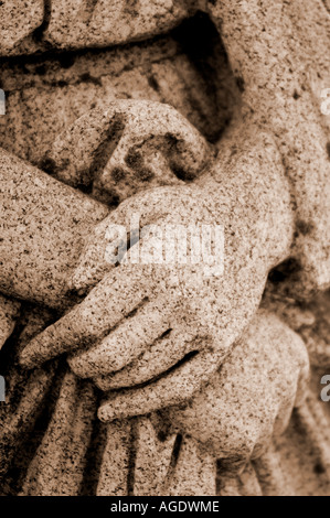 Sepia Nahaufnahme von einer Statue s Hände auf einem Friedhof Stockfoto