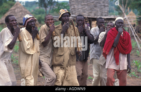 Sudanesische Männer spielen Musikinstrumente in einem Flüchtlingslager in Äthiopien eingerichtet Stockfoto