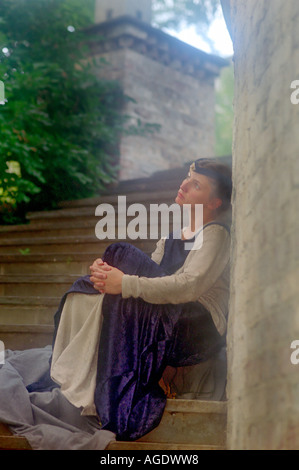 Mittelalterliche Mädchen sitzen auf der Schlosstreppe Stockfoto