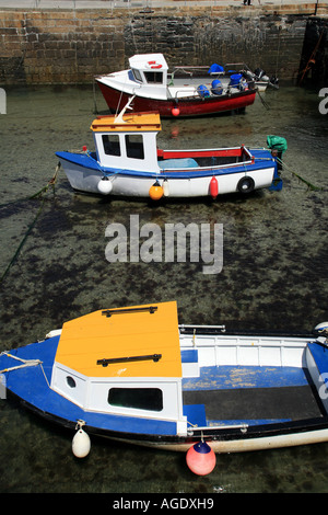 Bunte Fischerboote in Portreath Hafen Cornwall UK Stockfoto