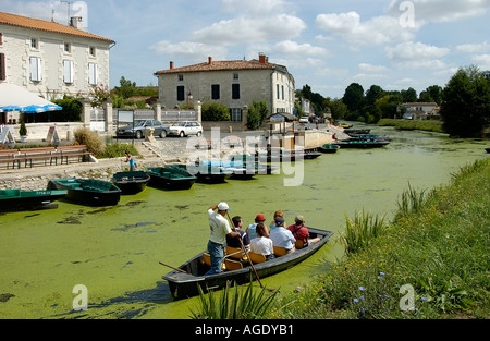 Reisen auf einem flachem Boden Boot entlang des Kanals in Coulon im Marais Poitevin Frankreich Stockfoto