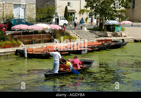 Reisen auf einem flachem Boden Boot entlang des Kanals in Coulon im Marais Poitevin Frankreich Stockfoto