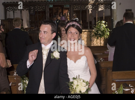 Ehrliche Reportage Schuss glücklich verheiratete neu zu Fuß hinauf Gang des englischen Pfarrkirche. Stockfoto