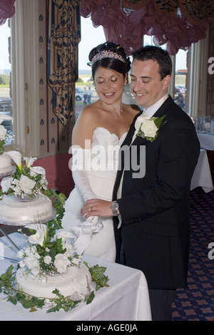 Braut und Bräutigam schneiden Hochzeitstorte Stockfoto