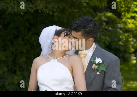 Hochzeitspaar in leidenschaftlichen Kuss Stockfoto