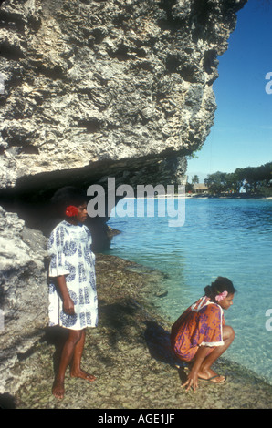 Zwei melanesische Frau in "Mutter Hubbard Kleider" Ile des Pins Neu-Kaledonien Stockfoto