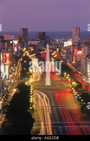 Ampel auf der Avenida 9 de Julio und Obelisko in Buenos Aires in der Abenddämmerung Stockfoto