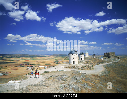 Windmühle und Castillo de Los Caballeros de San Juan de Jerusalen bei Consuegra in La Mancha, Spanien Stockfoto