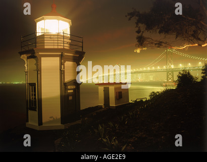 Yerba Buena Leuchtturm auf Yerba Buena Island Bay Bridge und San Francisco Skyline Stockfoto