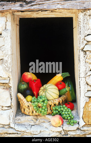 Kürbisse und Weintrauben auf Fensterbank Steinhaus in der Provence Stockfoto