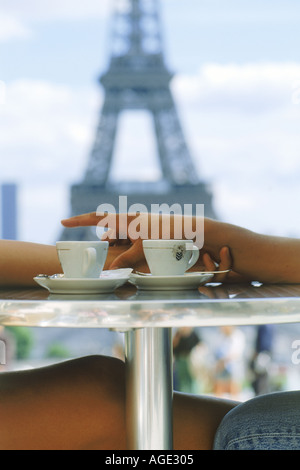 Paare, Kaffee am Trocadero Café mit Eiffelturm in Paris Stockfoto