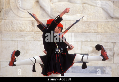 Griechenland Athen griechische Nationalgarde bekannt als Evzonen vor dem Parlamentsgebäude auf Plateia Syntagmatos marschieren Stockfoto