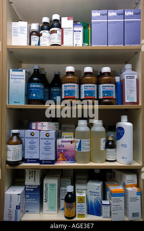 Arzneimittel auf dem Display in einer Apotheke, London, UK. Stockfoto