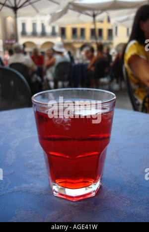 ein Glas roten hellen Campari Spritz der klassischen italienischen Aperitif auf einer blauen Tischdecke in einer Bar auf der Piazza Delle Erbe Padua Italien Stockfoto
