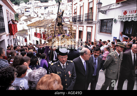 Die lokalen Würdenträgern Parade an den katholischen Heiligen Woche Prozessionen in der Ortschaft Setenil in der Nähe von Ronda Andalucia Stockfoto