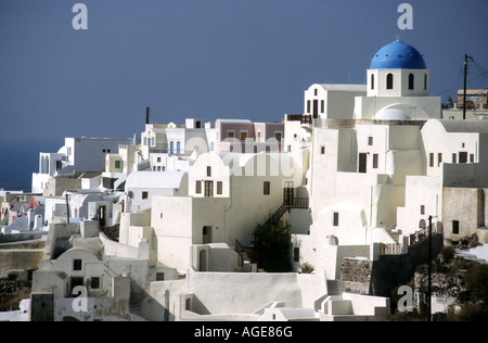 Die blauen Kuppeln von Oia stehen unsere gegen die weiß getünchten Gebäuden auf Santorini. Stockfoto