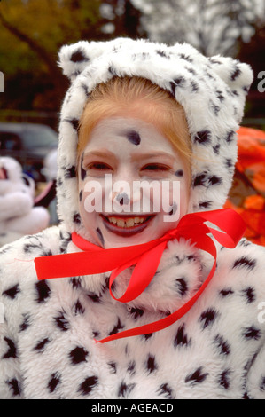 Mädchen in dalmatinischen Tracht im Anoka Halloween Festival Alter 12. Anoka Minnesota USA Stockfoto