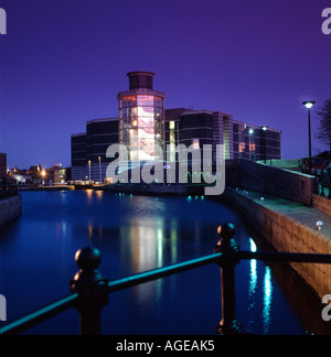 Nachtaufnahme über den Fluss Aire des Royal Armouries Museum, -Leeds, West Yorkshire Stockfoto