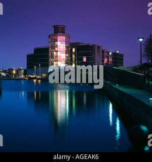 Nachtaufnahme über den Fluss Aire des Royal Armouries Museum, -Leeds, West Yorkshire Stockfoto