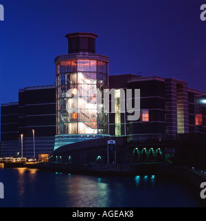 Nachtaufnahme über den Fluss Aire des Royal Armouries Museum, -Leeds, West Yorkshire Stockfoto