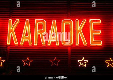 Karaoke-Neon Schild rot Kowloon Freizeit Genuss Nachtclub melden Sie singt David Crausby Hongkong Stockfoto