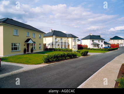 Große moderne freistehende Häuser auf einer Wohnsiedlung in Irland Stockfoto