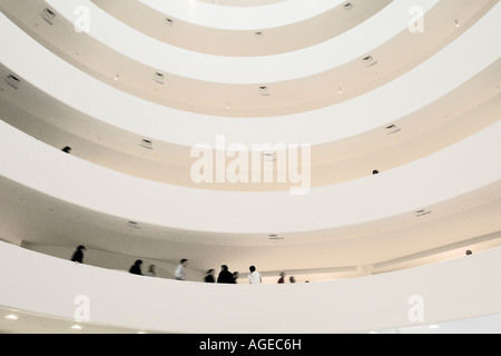 Museums-Gänger zu Fuß der Spirale Gehweg im Guggenheimmuseum in New York City Stockfoto