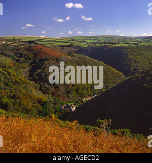 Herbstliche Ansicht Blick hinunter auf Jäger Inn über Heddon Tal mit braunen Adlerfarn auf Exmoor North Devon England Stockfoto